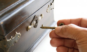 7 Quick Ways To Open A Locked Box Without A Key